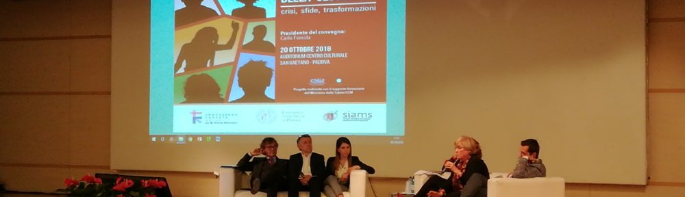 sala e relatori convegno