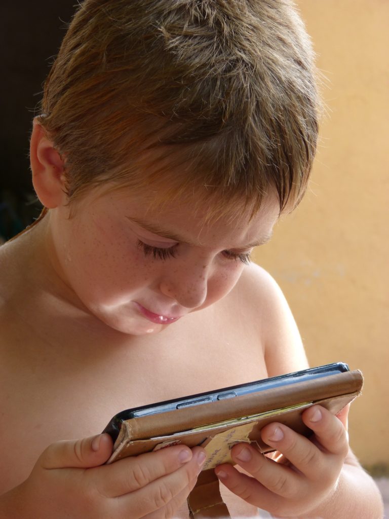 bambino con smartphone