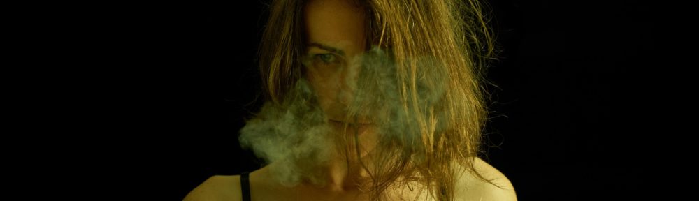 ragazza che fuma cannabis