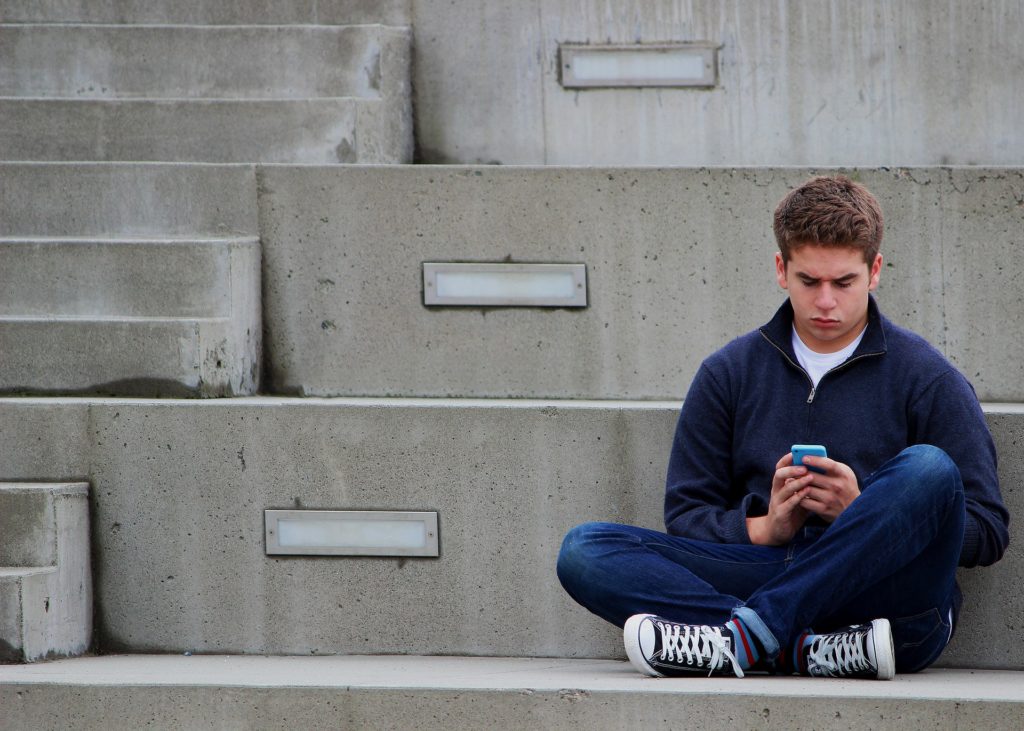 adolescente con smartphone
