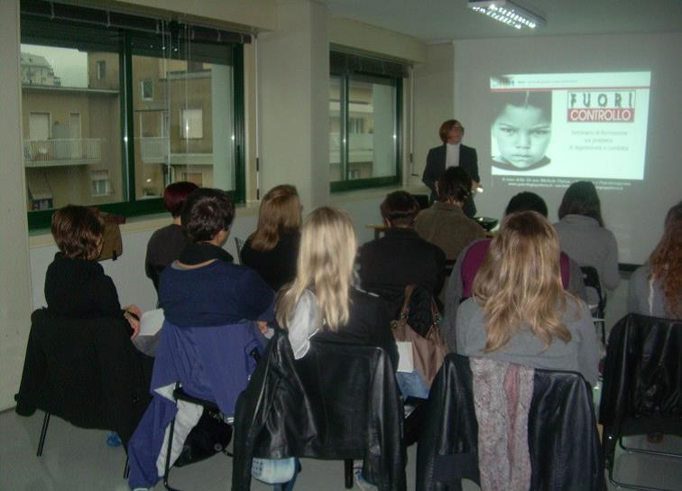 dr.ssa Pinton che conduce seminario di fronte una sala di persone