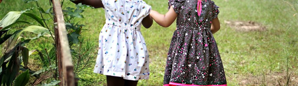 due bambine etnie diverse